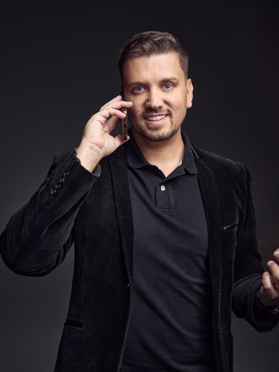 Tomáš Gergeľ, zakladateľ Back2Black, počas telefonátu